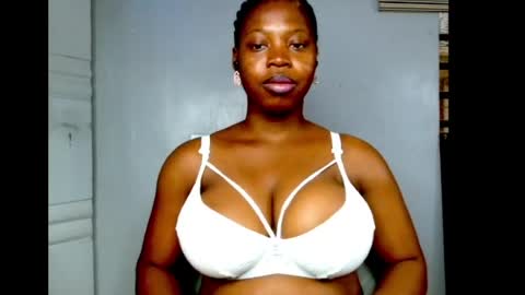 Snapshot of ebonyx_dripqueen chatting on May 22, 6:42 am Loveth online show from May 22, 6:42 am