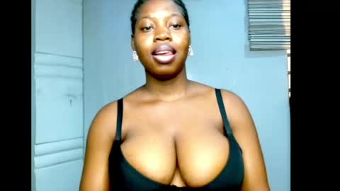 Snapshot of ebonyx_dripqueen chatting on May 27, 6:10 am Loveth online show from May 27, 6:10 am