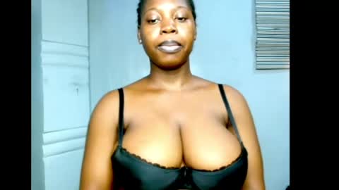 Snapshot of ebonyx_dripqueen chatting on May 29, 7:28 am Loveth online show from May 29, 7:28 am