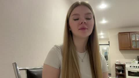 Mia online show from April 8, 12:49 pm