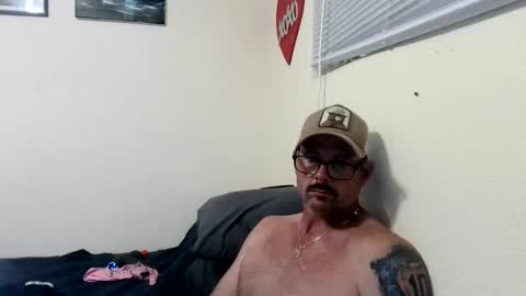 edgeonthebeach727 online show from April 4, 8:34 am