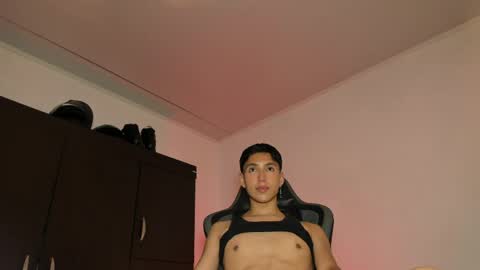 Snapshot of edward____876772 chatting on April 11, 1:54 am edward online show from April 11, 1:54 am