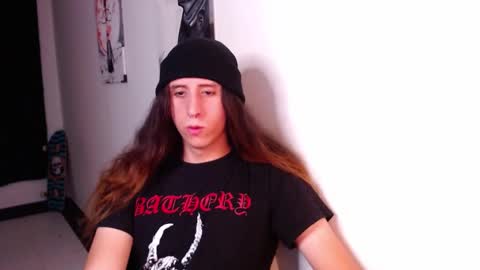 Snapshot of edward_chann chatting on January 27, 2:42 am edward_chann online show from January 27, 2:42 am