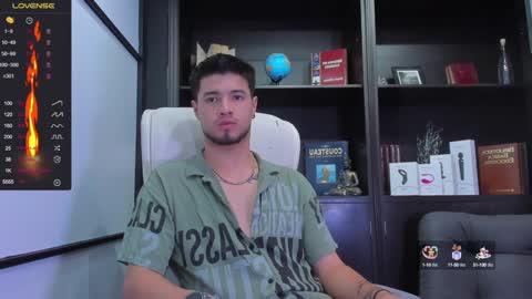 Snapshot of edwardross_ chatting on January 10, 7:43 pm Edward Ross online show from January 10, 7:43 pm