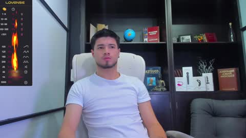 Snapshot of edwardross_ chatting on January 13, 8:37 pm Edward Ross online show from January 13, 8:37 pm