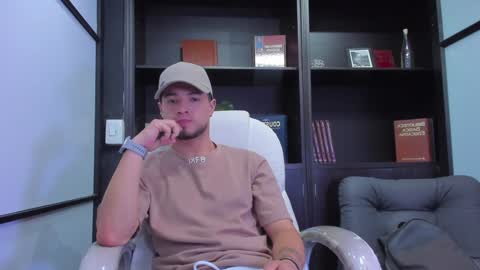Snapshot of edwardross_ chatting on January 29, 2:19 am Edward Ross online show from January 29, 2:19 am