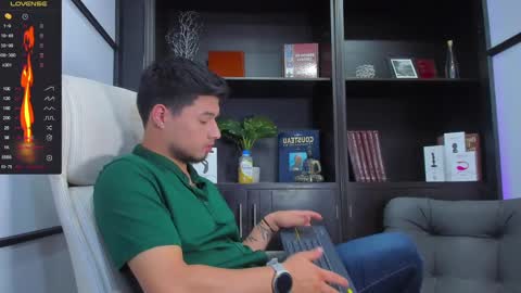 Snapshot of edwardross_ chatting on February 5, 8:14 pm Edward Ross online show from February 5, 8:14 pm