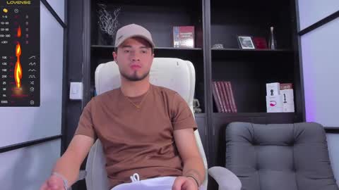 Snapshot of edwardross_ chatting on February 6, 8:13 pm Edward Ross online show from February 6, 8:13 pm