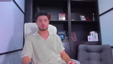 Snapshot of edwardross_ chatting on February 10, 7:49 pm Edward Ross online show from February 10, 7:49 pm