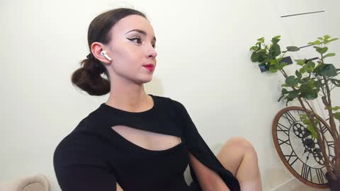 Snapshot of ehotlovea chatting on February 1, 5:07 am Erik and Alice online show from February 1, 5:07 am