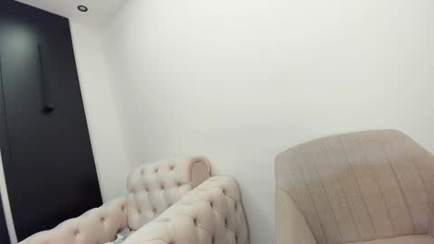 Snapshot of ehotlovea chatting on February 5, 5:30 am Erik and Alice online show from February 5, 5:30 am