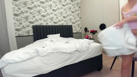 Snapshot of ehotlovea chatting on February 17, 6:20 am Erik and Alice online show from February 17, 6:20 am