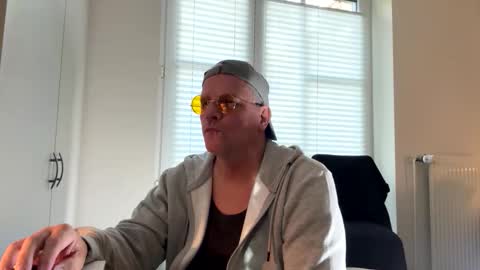 Snapshot of eichelhorn chatting on October 27, 12:20 pm eichelhorn online show from October 27, 12:20 pm