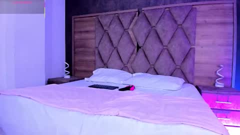 YG COUPLE online show from December 17, 8:59 pm