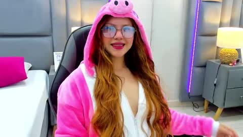 Snapshot of eimyjoness chatting on October 21, 3:40 am EimmyJones online show from October 21, 3:40 am