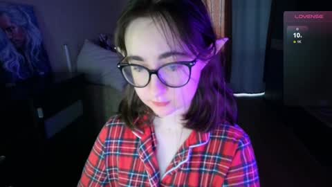 Snapshot of el_sweety chatting on December 5, 9:17 am If you like it when I meow give me a thumbs up online show from December 5, 9:17 am