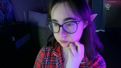 Snapshot of el_sweety chatting on December 9, 10:11 am If you like it when I meow give me a thumbs up online show from December 9, 10:11 am