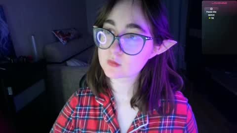 Snapshot of el_sweety chatting on December 9, 2:17 pm If you like it when I meow give me a thumbs up online show from December 9, 2:17 pm