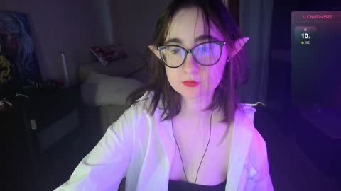Snapshot of el_sweety chatting on December 10, 9:23 am If you like it when I meow give me a thumbs up online show from December 10, 9:23 am