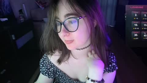 Snapshot of el_sweety chatting on December 13, 12:17 pm If you like it when I meow give me a thumbs up online show from December 13, 12:17 pm