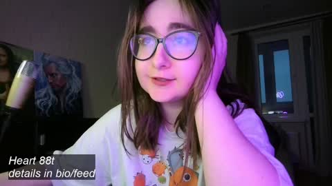 Snapshot of el_sweety chatting on February 8, 3:53 pm If you like it when I meow give me a thumbs up online show from February 8, 3:53 pm