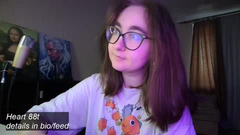 Snapshot of el_sweety chatting on February 9, 3:01 pm If you like it when I meow give me a thumbs up online show from February 9, 3:01 pm