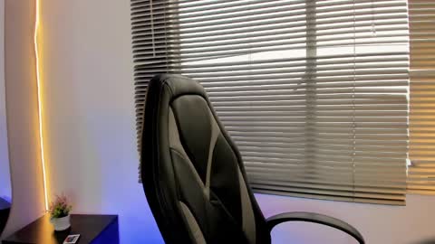 Snapshot of elaia_muller chatting on December 4, 12:03 pm Elaia online show from December 4, 12:03 pm