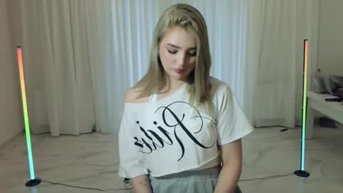 Snapshot of elainaberrong chatting on March 30, 9:54 am Ela online show from March 30, 9:54 am