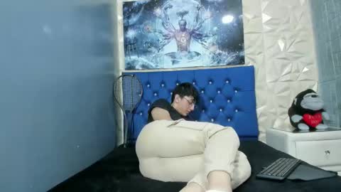 Elan Giralon online show from March 11, 2:06 am