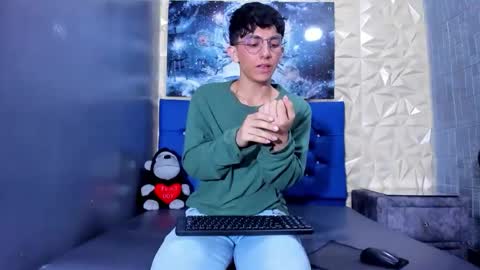 Elan Giralon online show from April 18, 9:48 pm