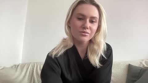 elaraluxxxe online show from October 8, 10:24 am