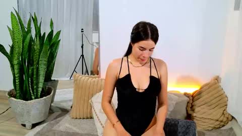 elaravennori online show from December 20, 3:24 am