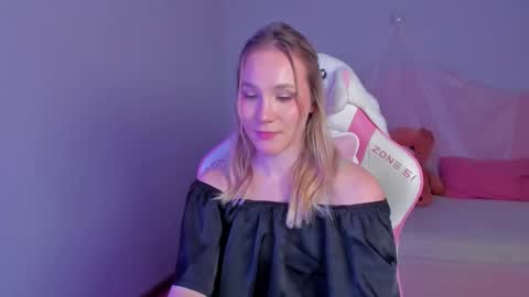 Snapshot of elaravoltage chatting on March 13, 5:52 pm elaravoltage online show from March 13, 5:52 pm