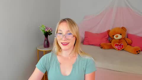 Snapshot of elaravoltage chatting on July 11, 5:04 pm elaravoltage online show from July 11, 5:04 pm