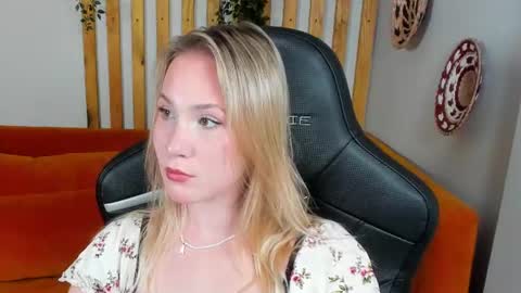 Snapshot of elaravoltage chatting on July 14, 5:01 am elaravoltage online show from July 14, 5:01 am