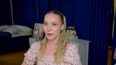 Snapshot of elaravoltage chatting on July 18, 5:17 pm elaravoltage online show from July 18, 5:17 pm