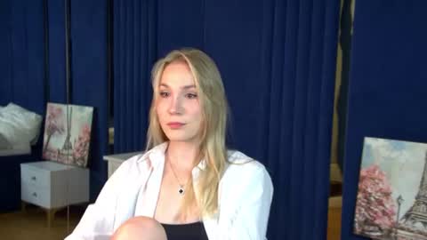 Snapshot of elaravoltage chatting on August 2, 5:06 am elaravoltage online show from August 2, 5:06 am