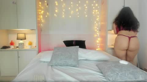 Snapshot of elarey_ chatting on April 25, 1:41 pm elarey_ online show from April 25, 1:41 pm