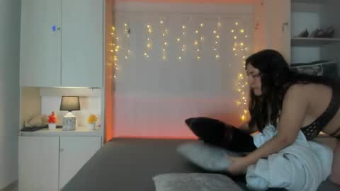 Snapshot of elarey_ chatting on April 28, 12:10 pm elarey_ online show from April 28, 12:10 pm