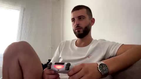 elchapoguzman95 online show from November 1, 10:50 am