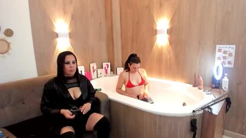 Snapshot of electra_mark chatting on December 4, 12:25 pm Karina and Melisa online show from December 4, 12:25 pm