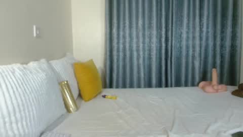 Snapshot of elegant_ebony chatting on February 12, 1:06 pm Nika online show from February 12, 1:06 pm