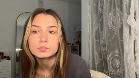 Snapshot of elenahere4u chatting on June 3, 3:50 pm Elena online show from June 3, 3:50 pm