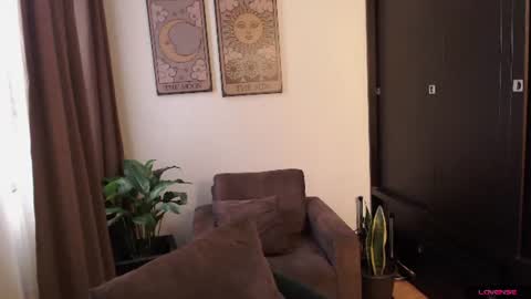 Snapshot of elenna_snow chatting on June 8, 9:59 pm Elenna online show from June 8, 9:59 pm