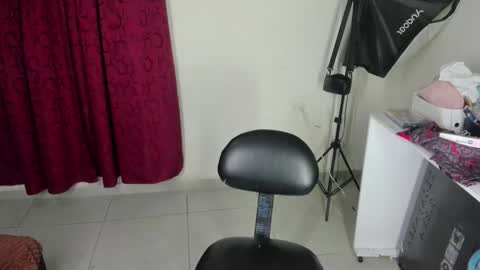 Snapshot of elettra_bennet chatting on October 28, 12:03 am elettra_bennet online show from October 28, 12:03 am