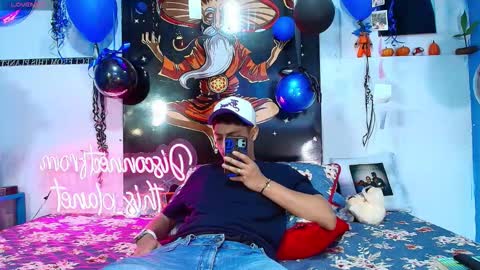 elias_salvatore_ online show from February 18, 4:25 pm