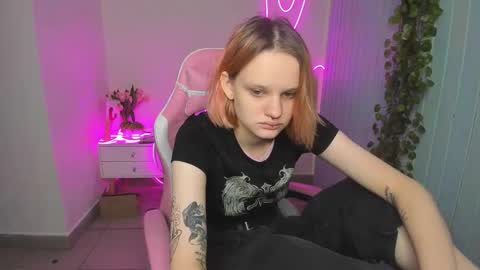Snapshot of elieiza_xo chatting on October 19, 9:21 am elieiza_xo online show from October 19, 9:21 am