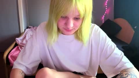Snapshot of elieiza_xo chatting on April 29, 9:13 am elieiza_xo online show from April 29, 9:13 am