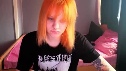 Snapshot of elieiza_xo chatting on May 2, 9:25 am elieiza_xo online show from May 2, 9:25 am