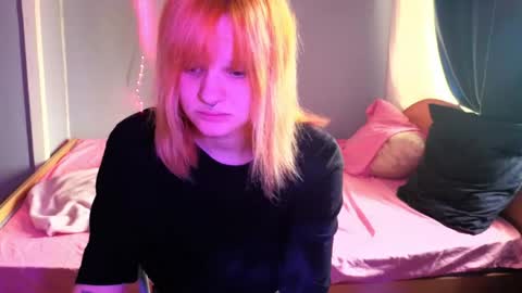 Snapshot of elieiza_xo chatting on May 5, 9:28 am elieiza_xo online show from May 5, 9:28 am
